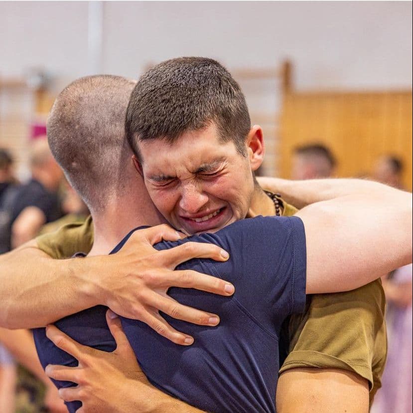 Emotionaler Moment nach dem 100 km Marsch