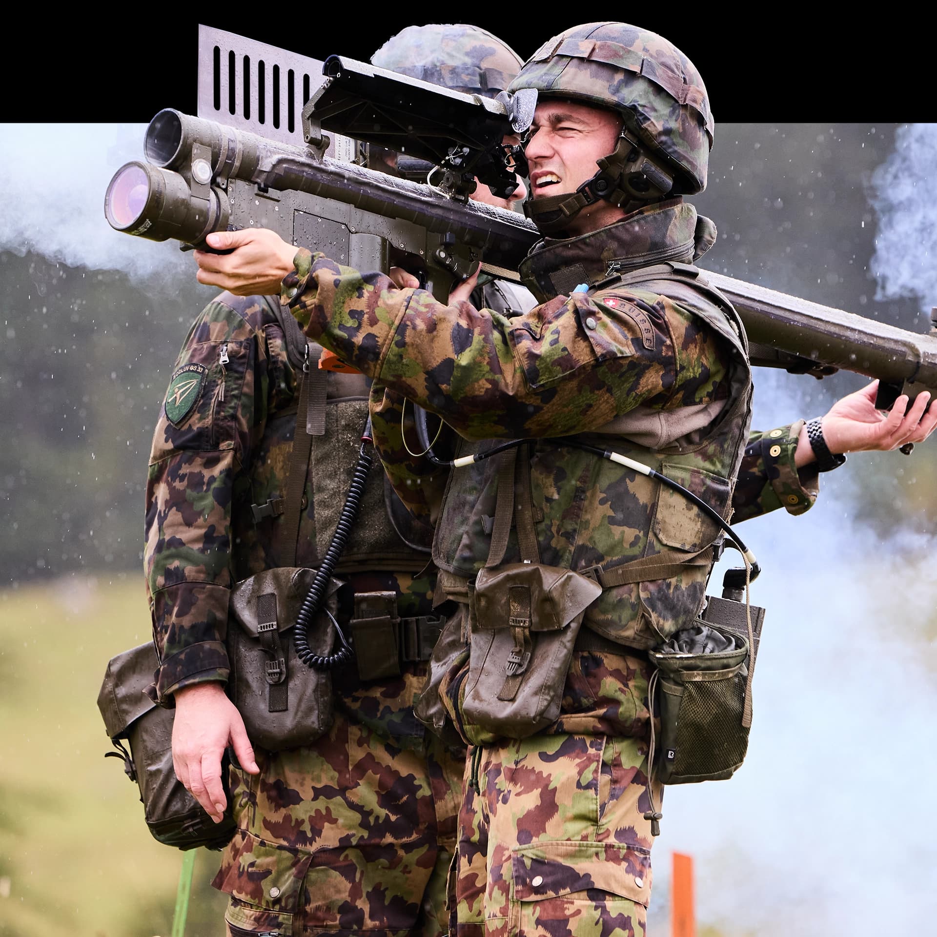 Stingersoldat mit Waffe im Anschlag