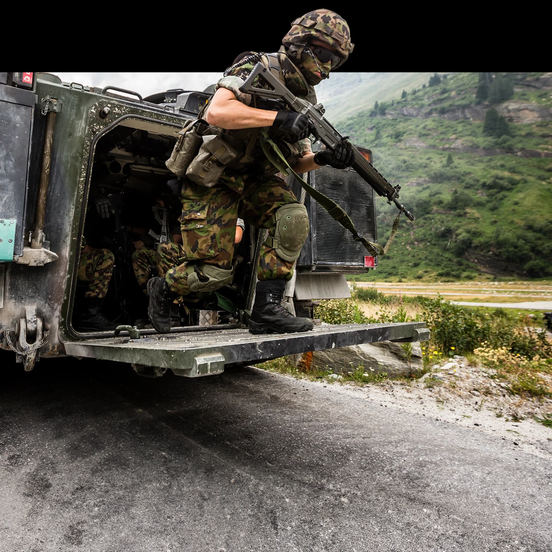 Panzergrenadier beim Ausstieg aus dem Schützenpanzer