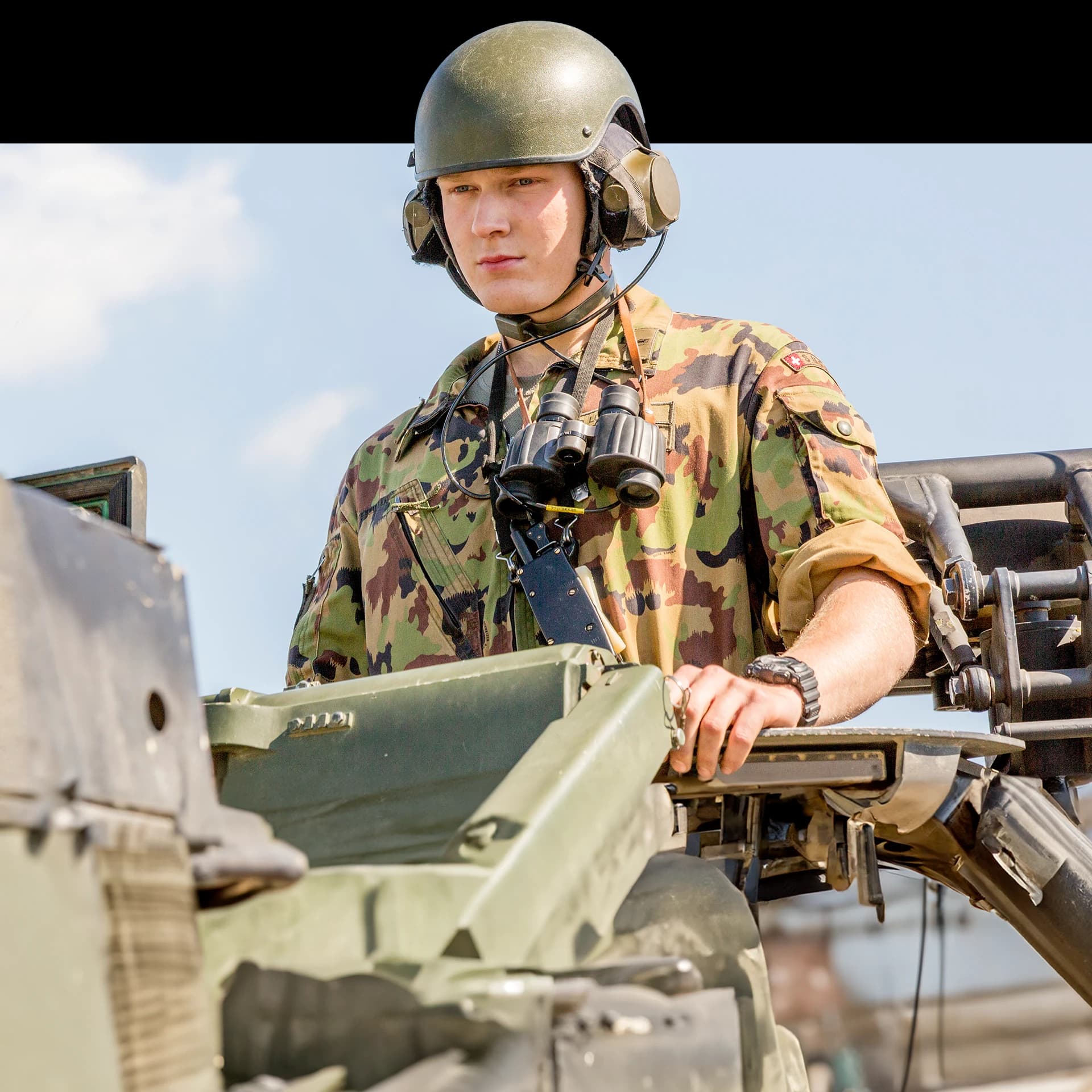 Panzergrenadier Besatzer Kommandant schaut aus dem Turm