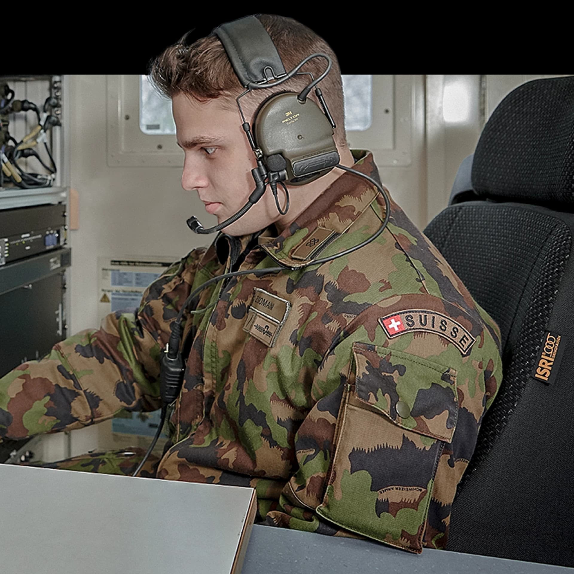 Funkaufklärer beim Betreiben des Mehrzwecksender Panzers