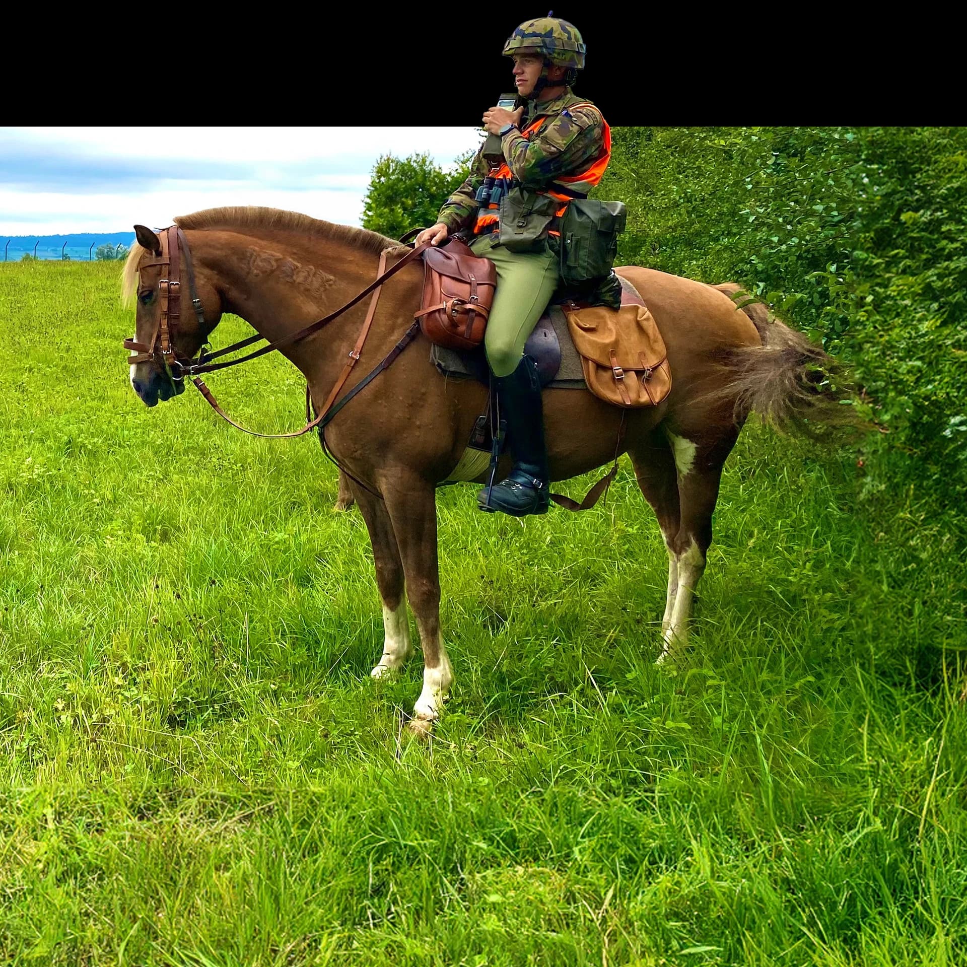 Trainsoldat führt Pferd an Leine