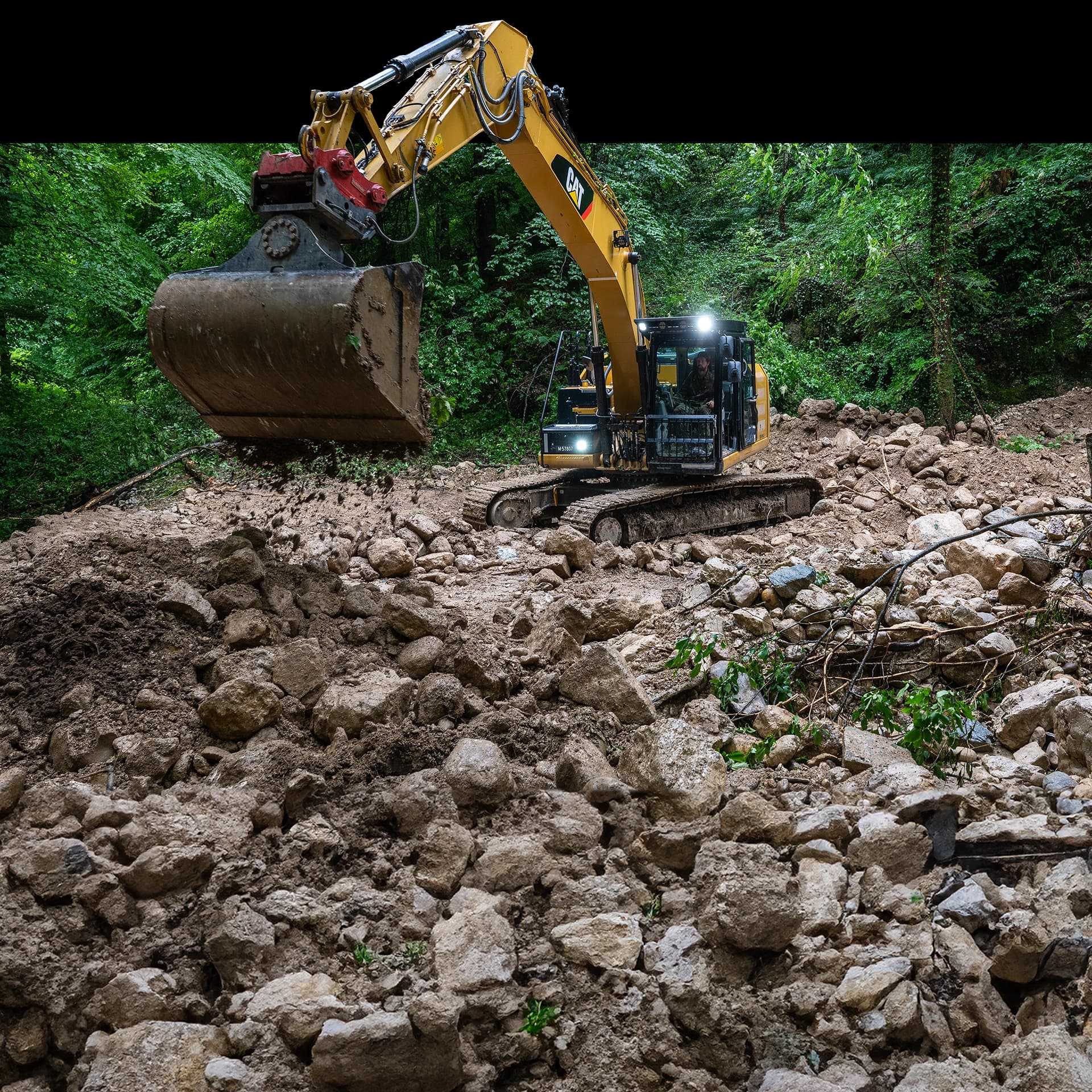 Baumaschinenfahrer mit Bagger räumt nach Unwetter auf
