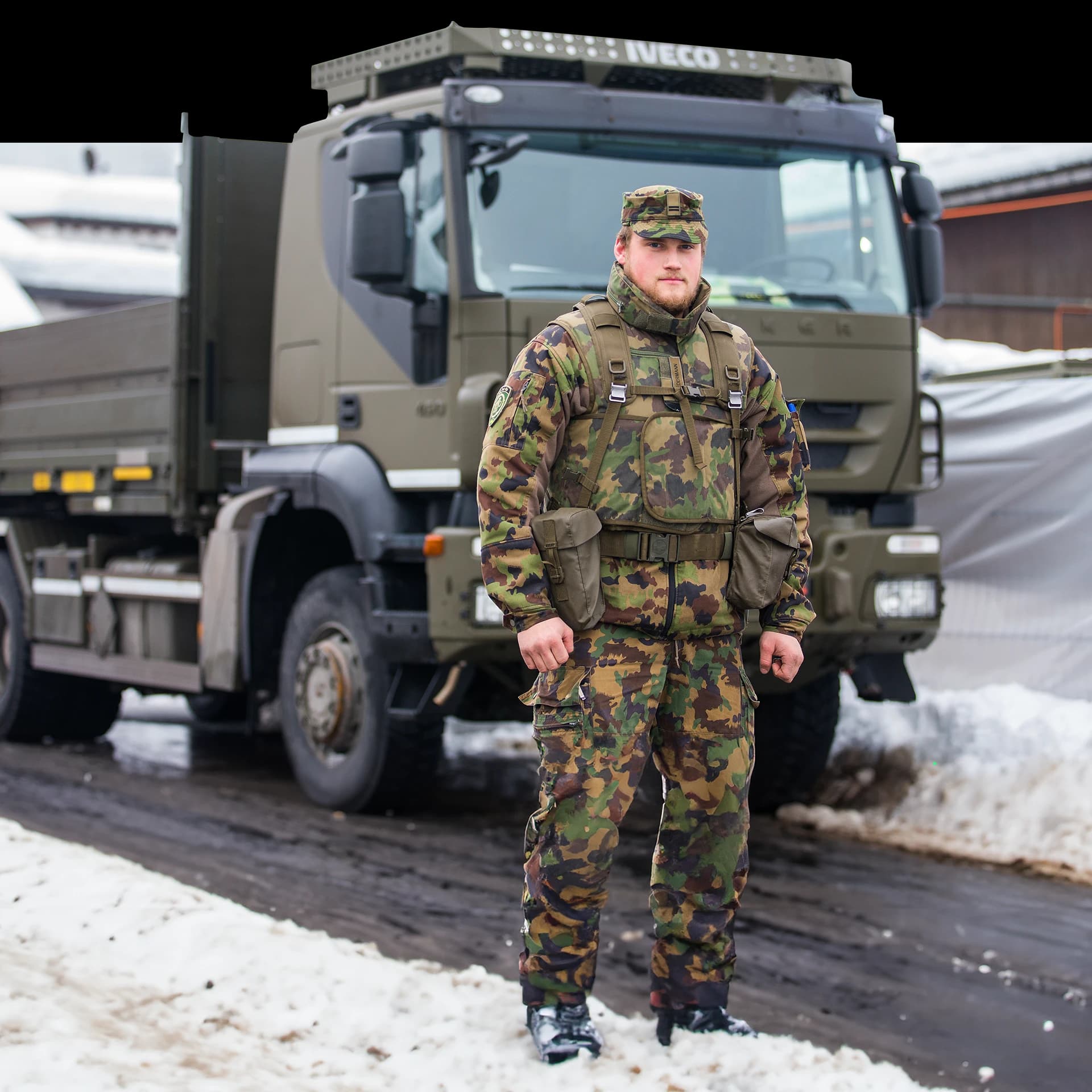 Motorfahrer beim Führen eines Fahzeugs
