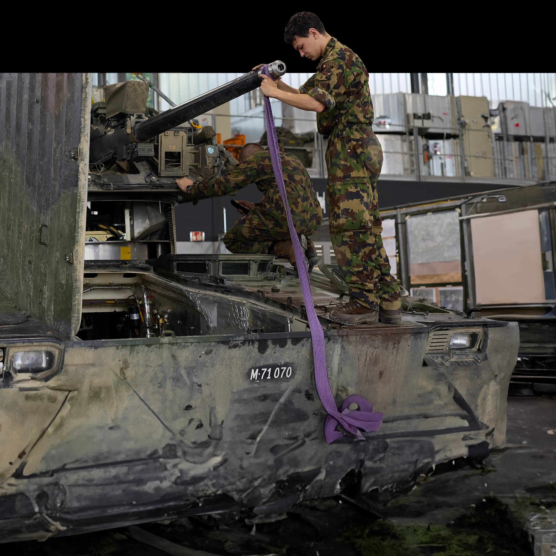 Panzermechaniker im Inneren eines Schützenpanzers 2000