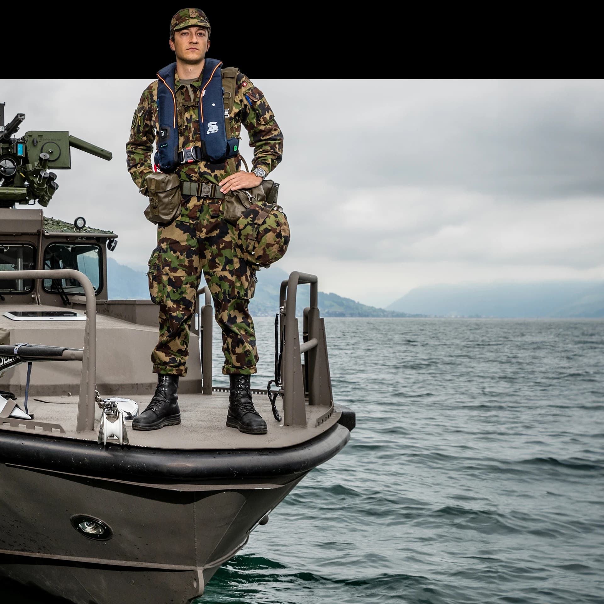 Bootsschütze bereitet sich aufs Anlegen vor