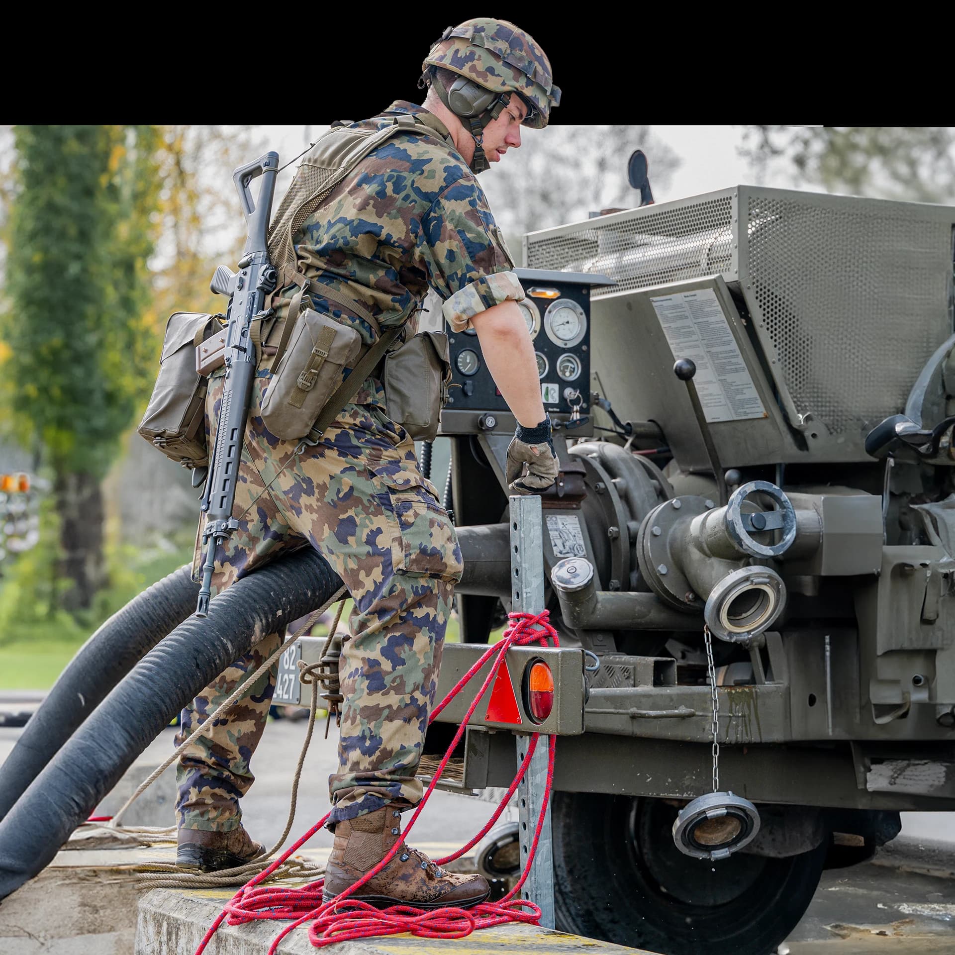 Rettungsgerätewart öffnet ein Ventil
