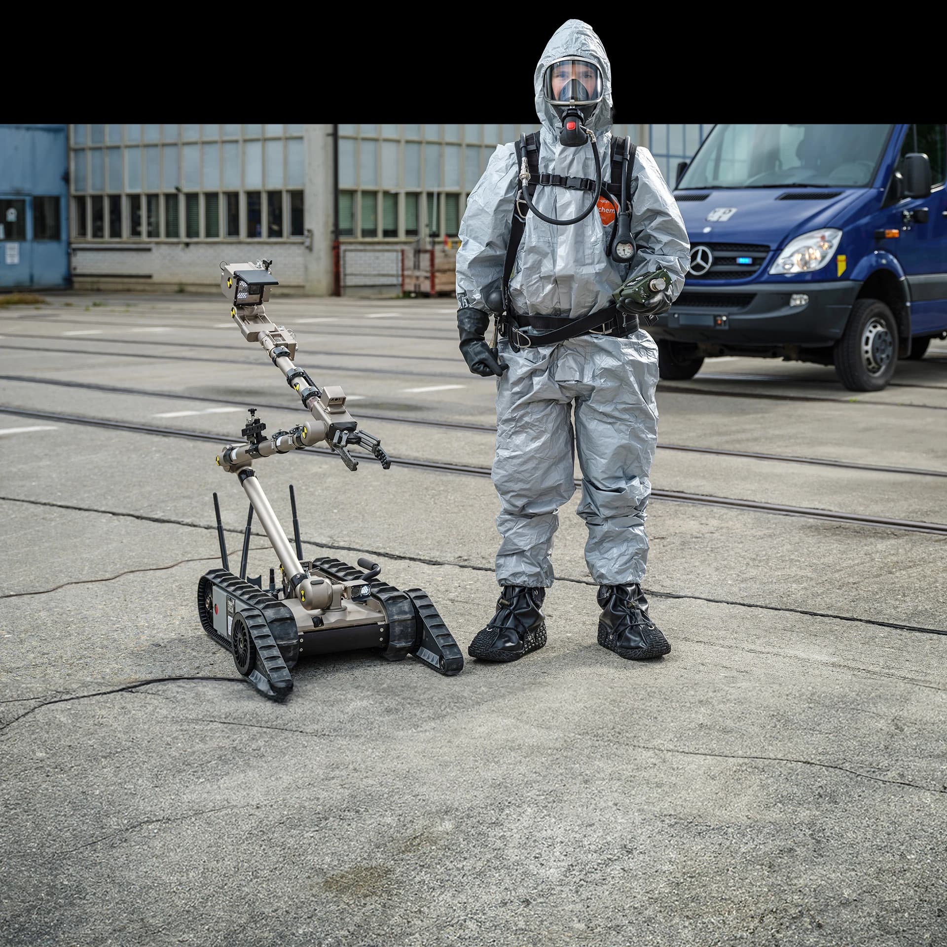ABC Abwehrsoldat mit Roboter und Filterschutzanzug