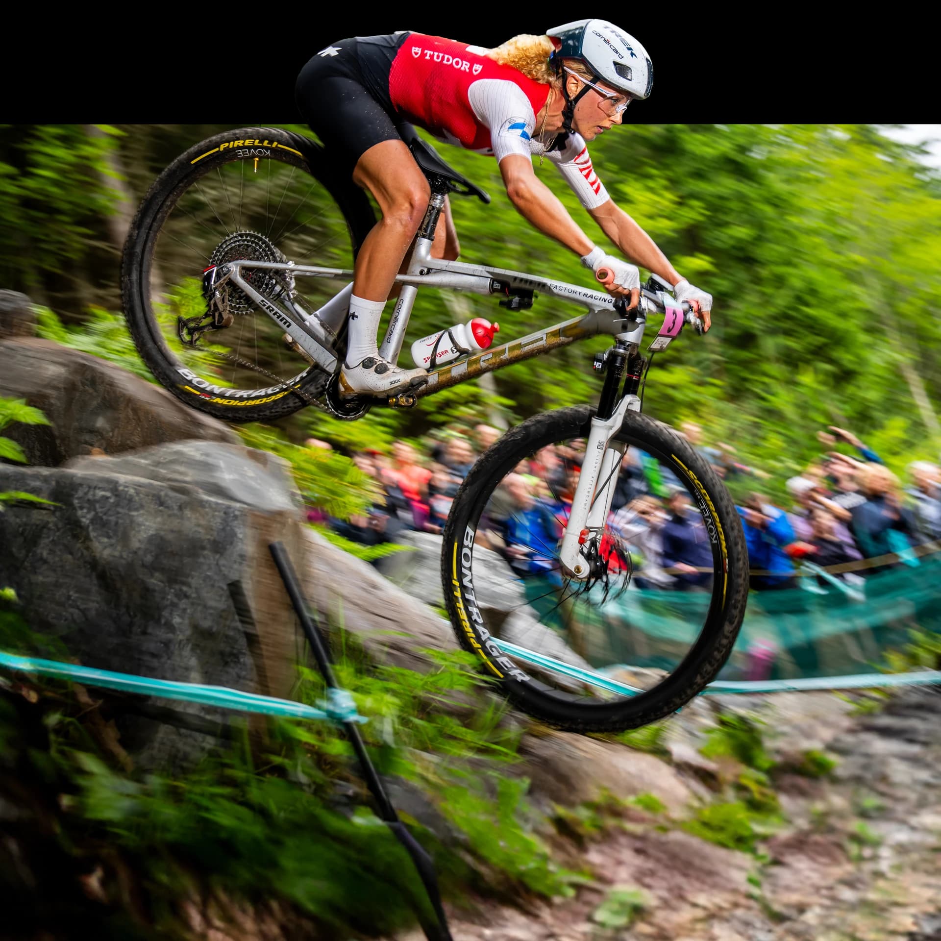 Sportsoldatin Jolanda Neff auf dem Mountainbike