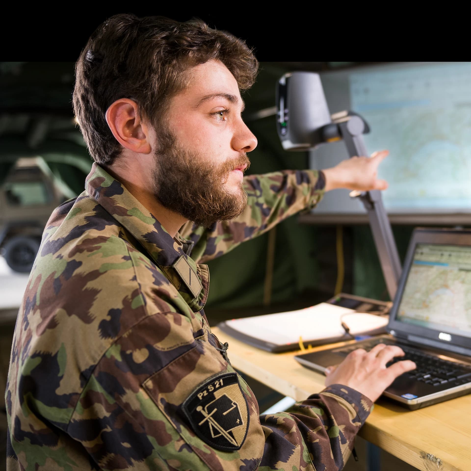 Führungsstaffelsoldat am Zeichnen