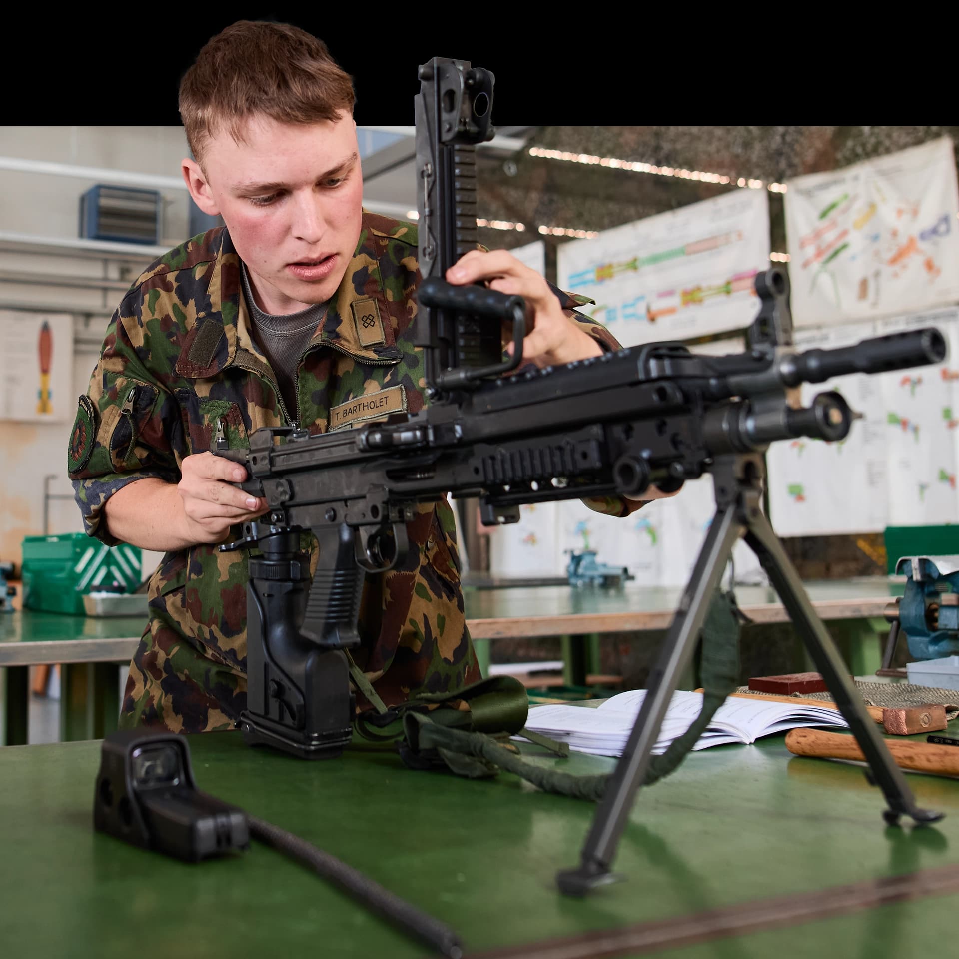 Waffenmechaniker repariert ein Sturmgewehr 90