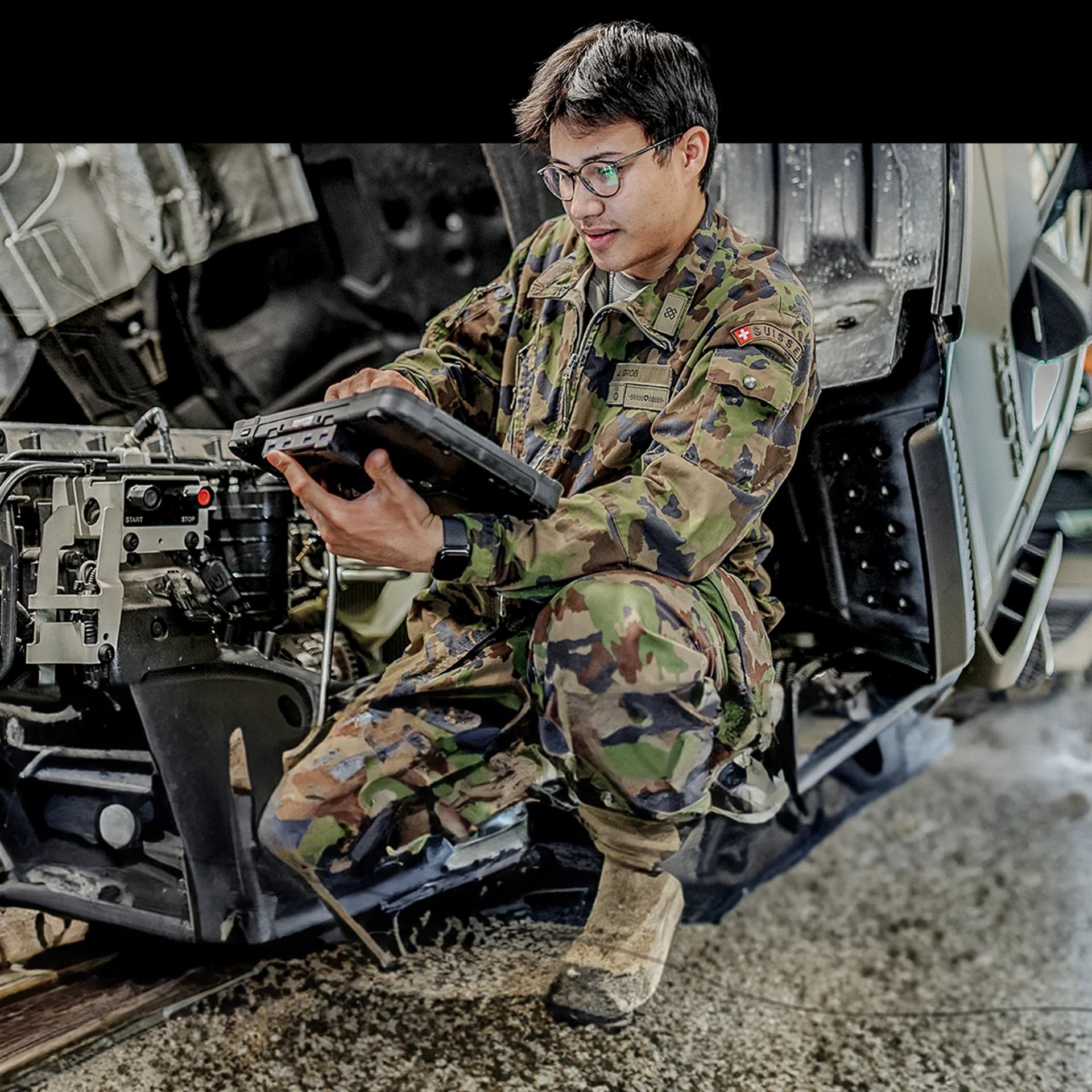Motormechaniker bei einer Kontrolle