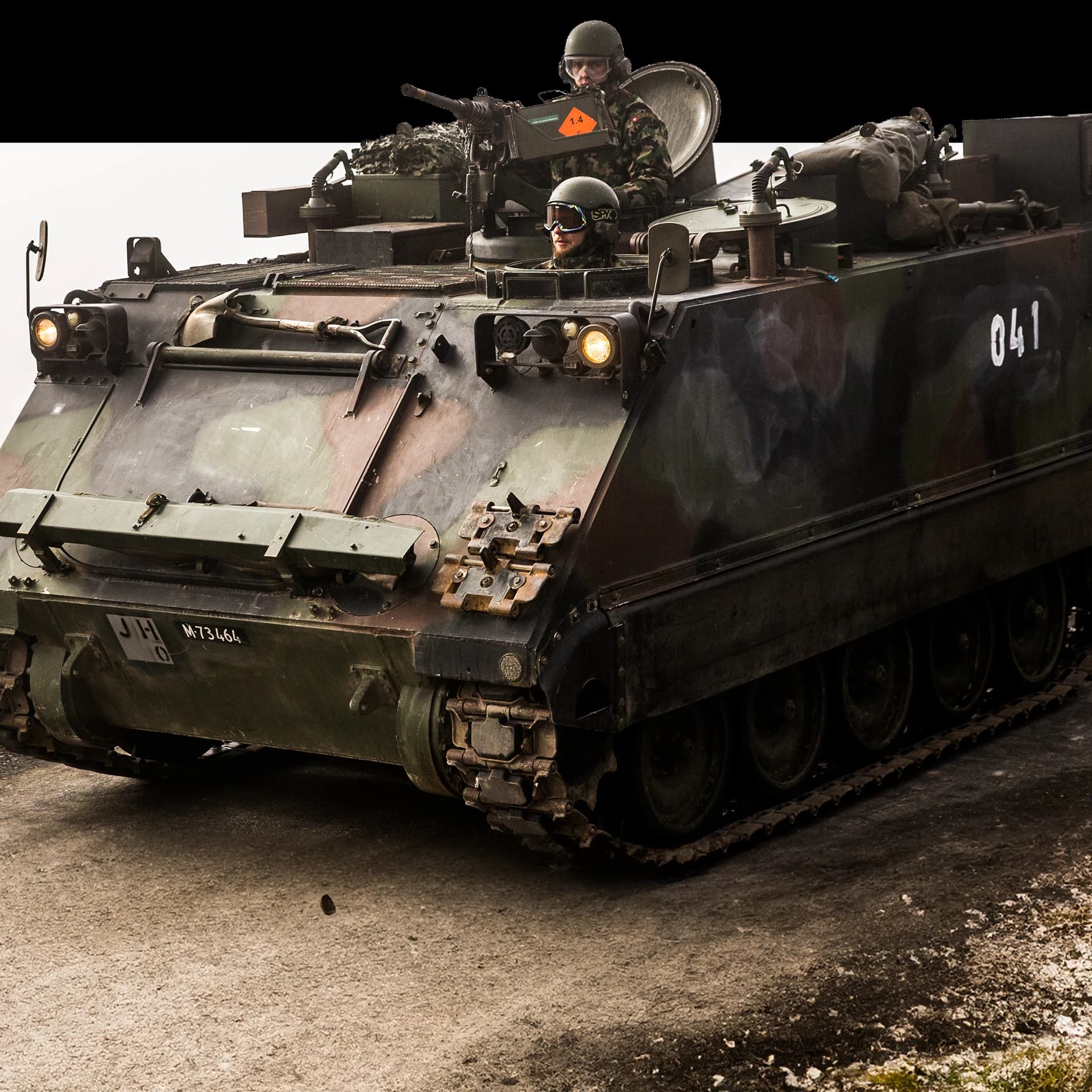 Artilleriesoldat bewacht mit schwerem Maschinengewehr