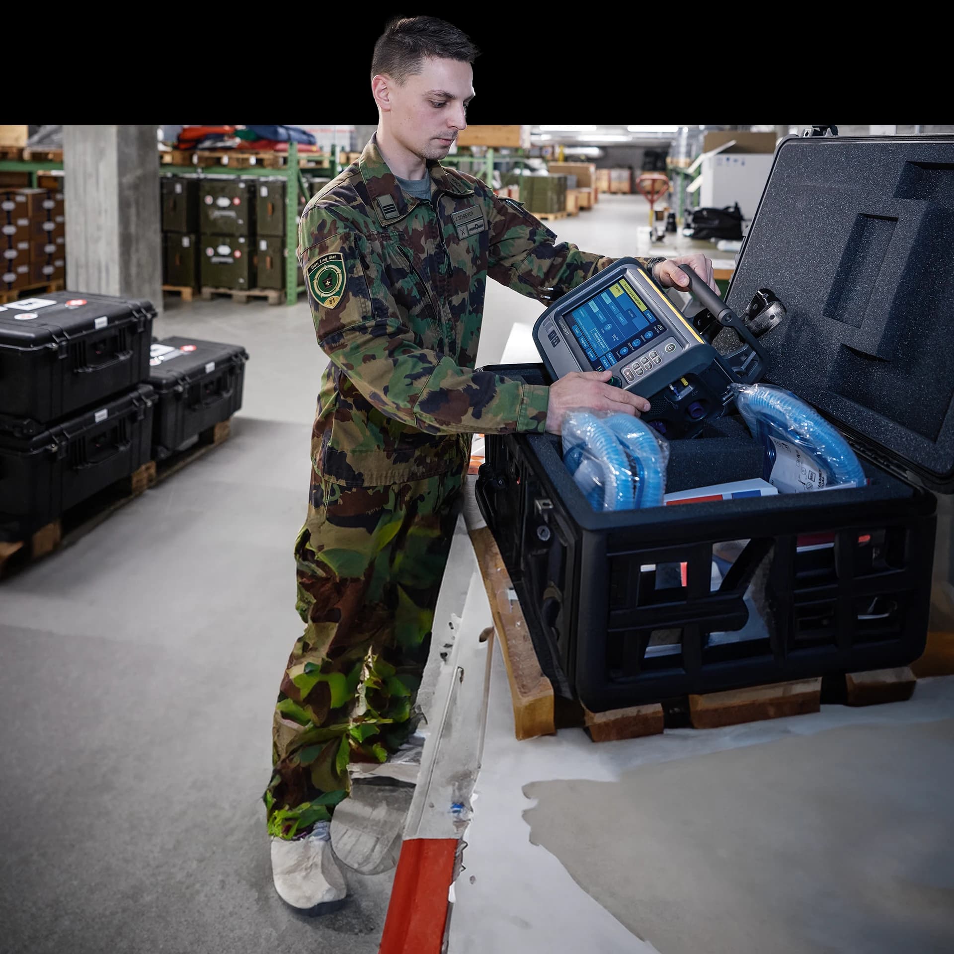Spitalsoldat mit einem Notstromaggregat