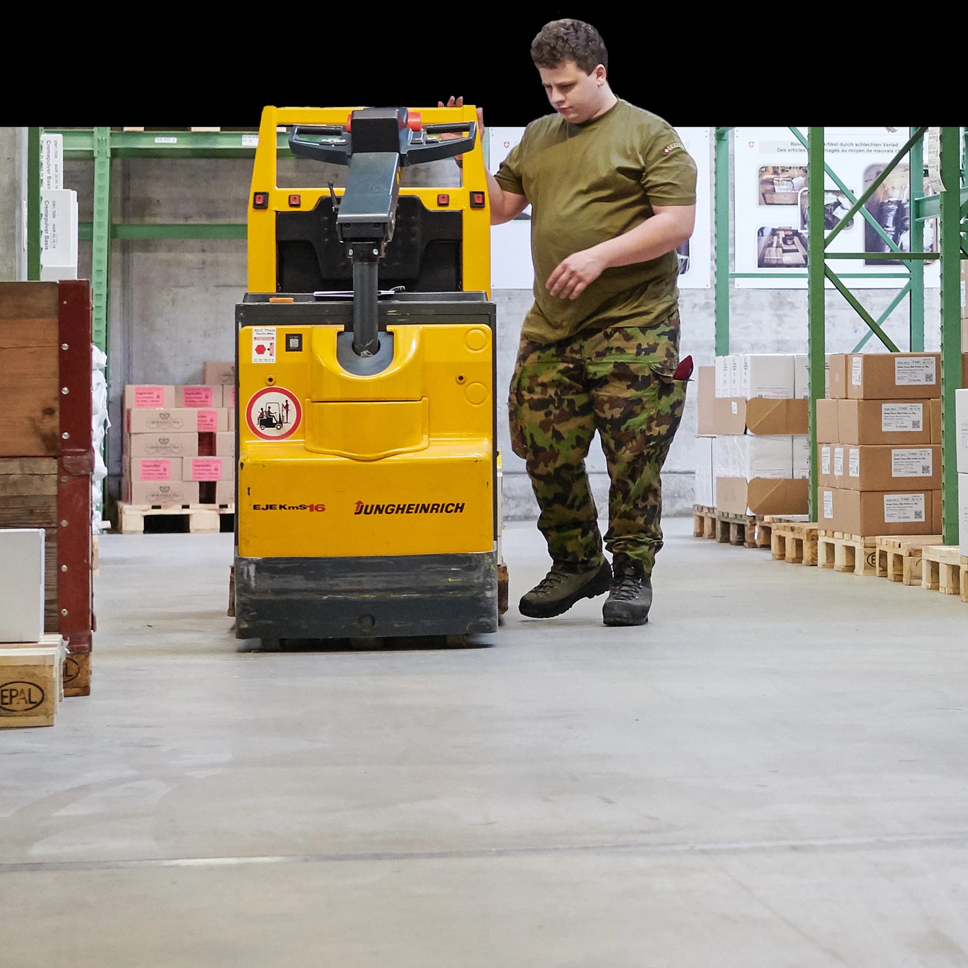 Küchenlogistiker im Armeeproviantlager