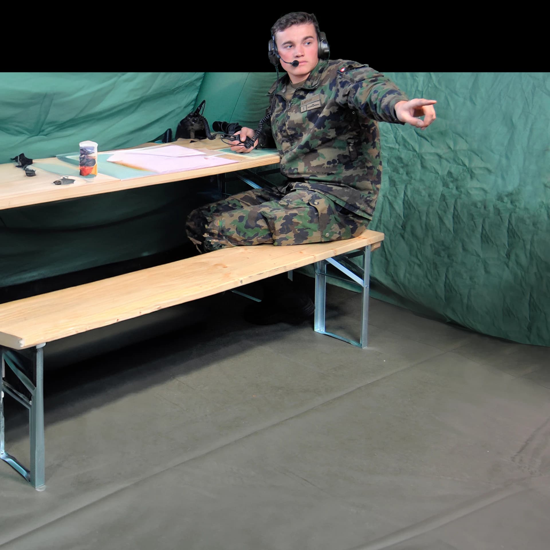 Telematikfahrzeug neben einer Antenne