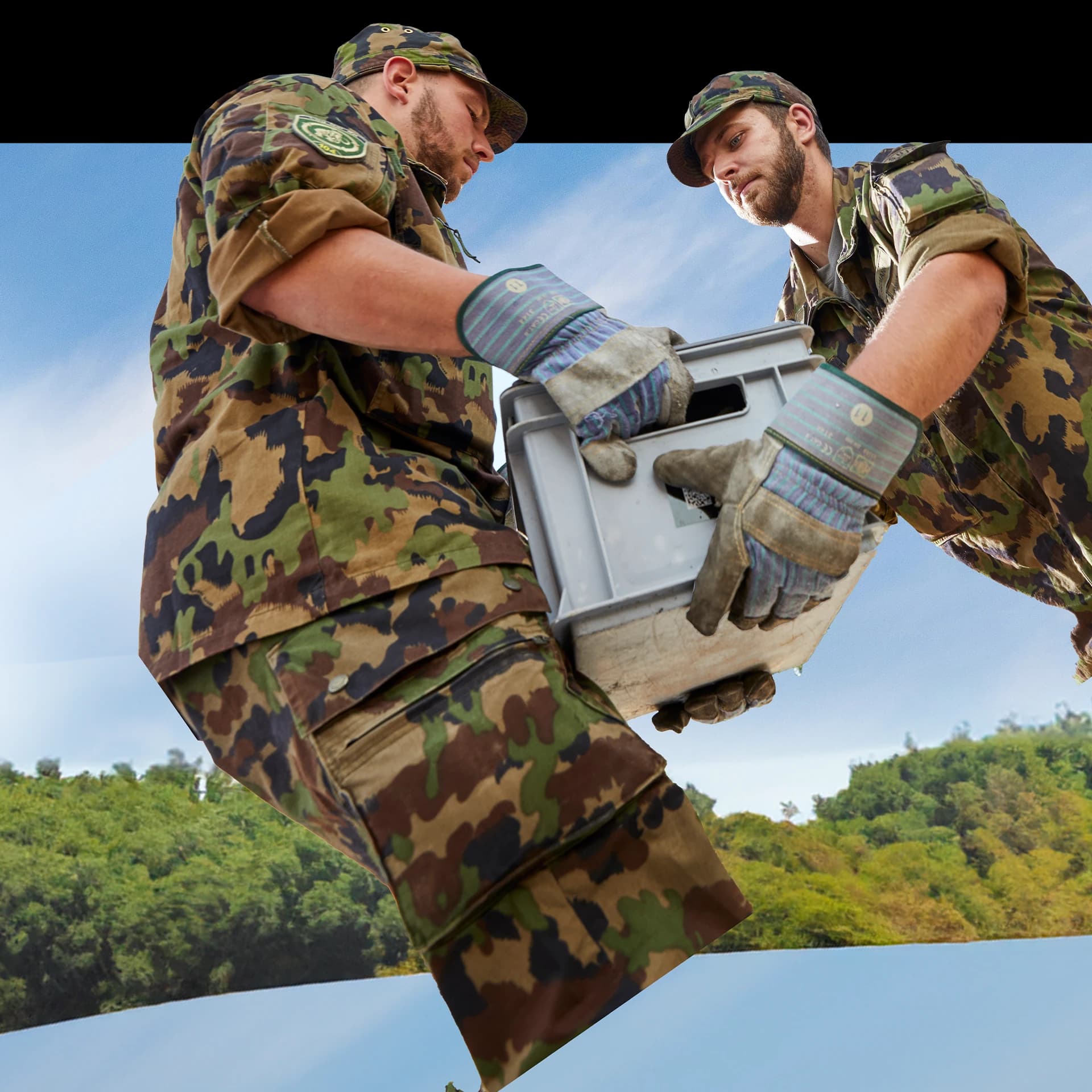 Logistiksoldat beim Rangieren von Munition