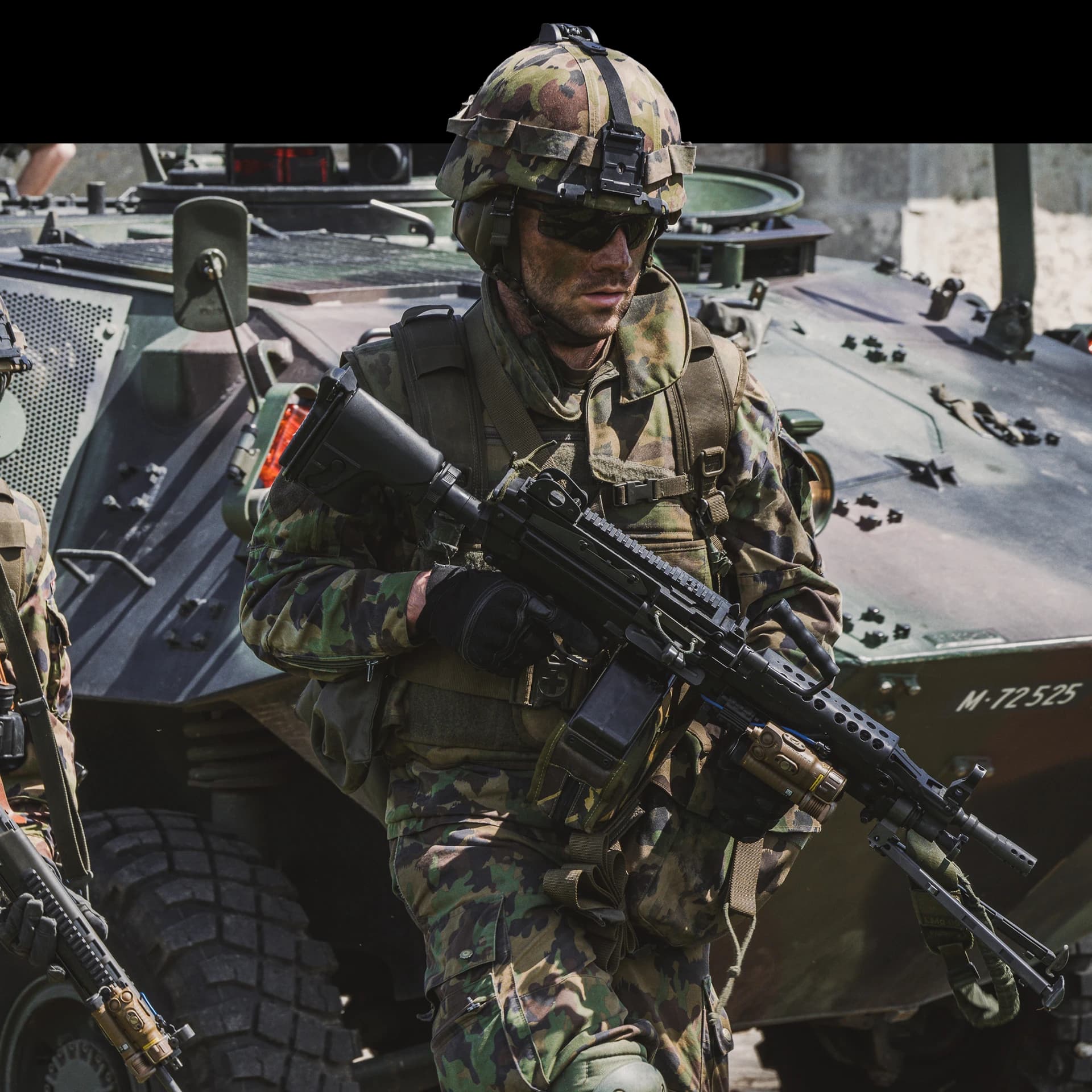 Infanteriebesatzung in Deckung hinter einem Geschützten Mannschaftstransportfahrzeug (GMTF)