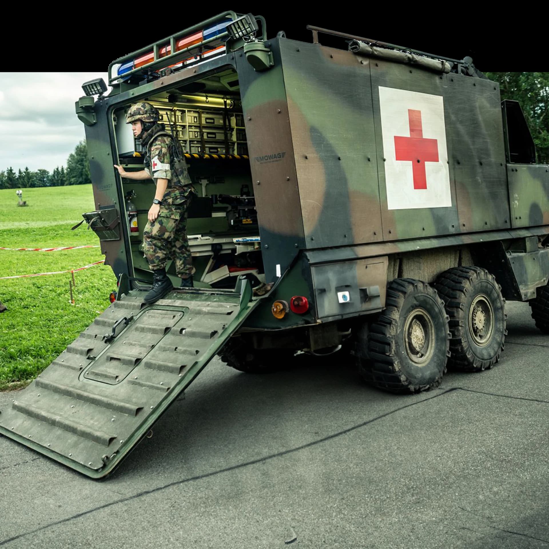 Übergabe eines Verletzten vom Sanitätspanzer