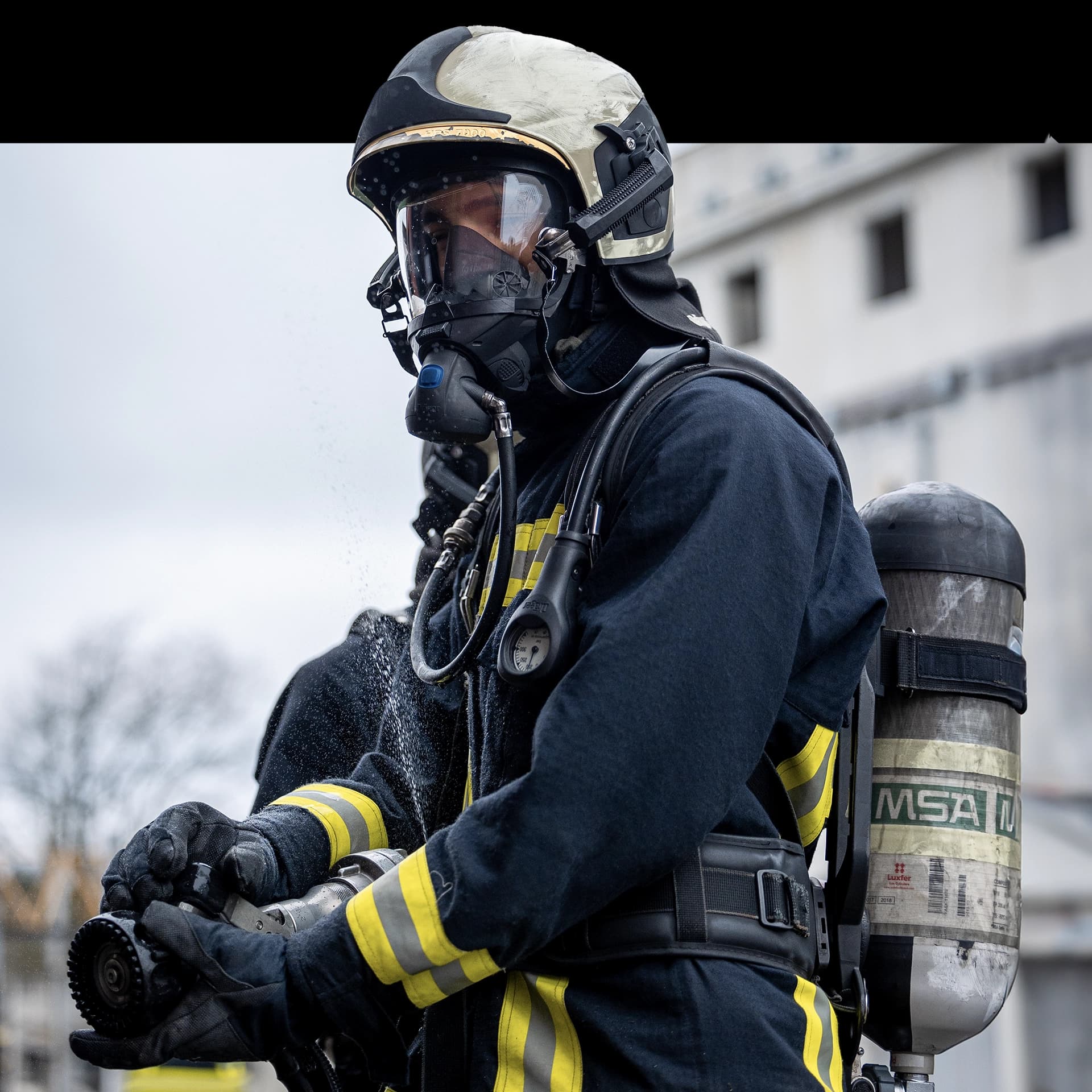 Löschfahrzeuge um einen Kampfjet herum
