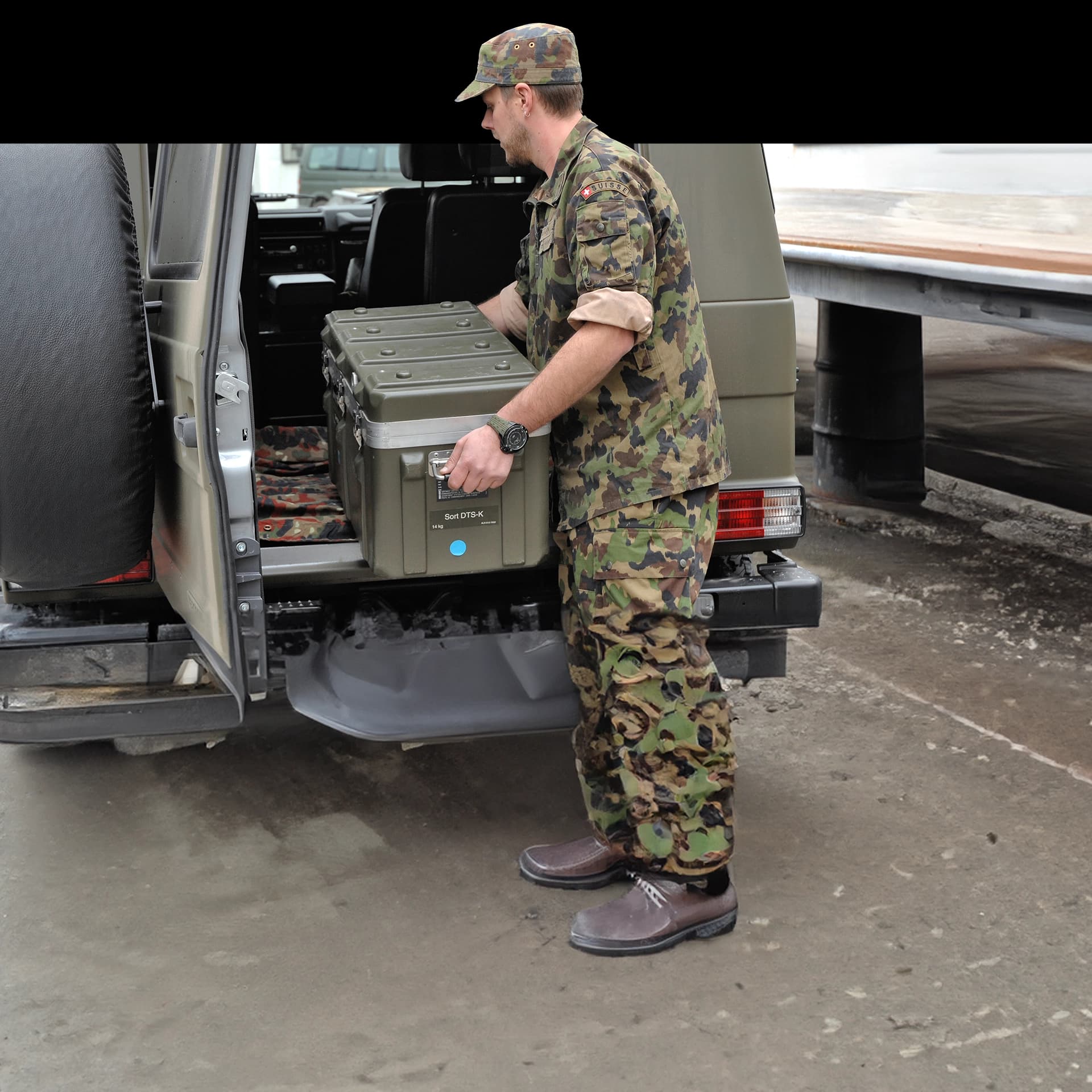 Systemsoldaten installieren einen Stacheldraht