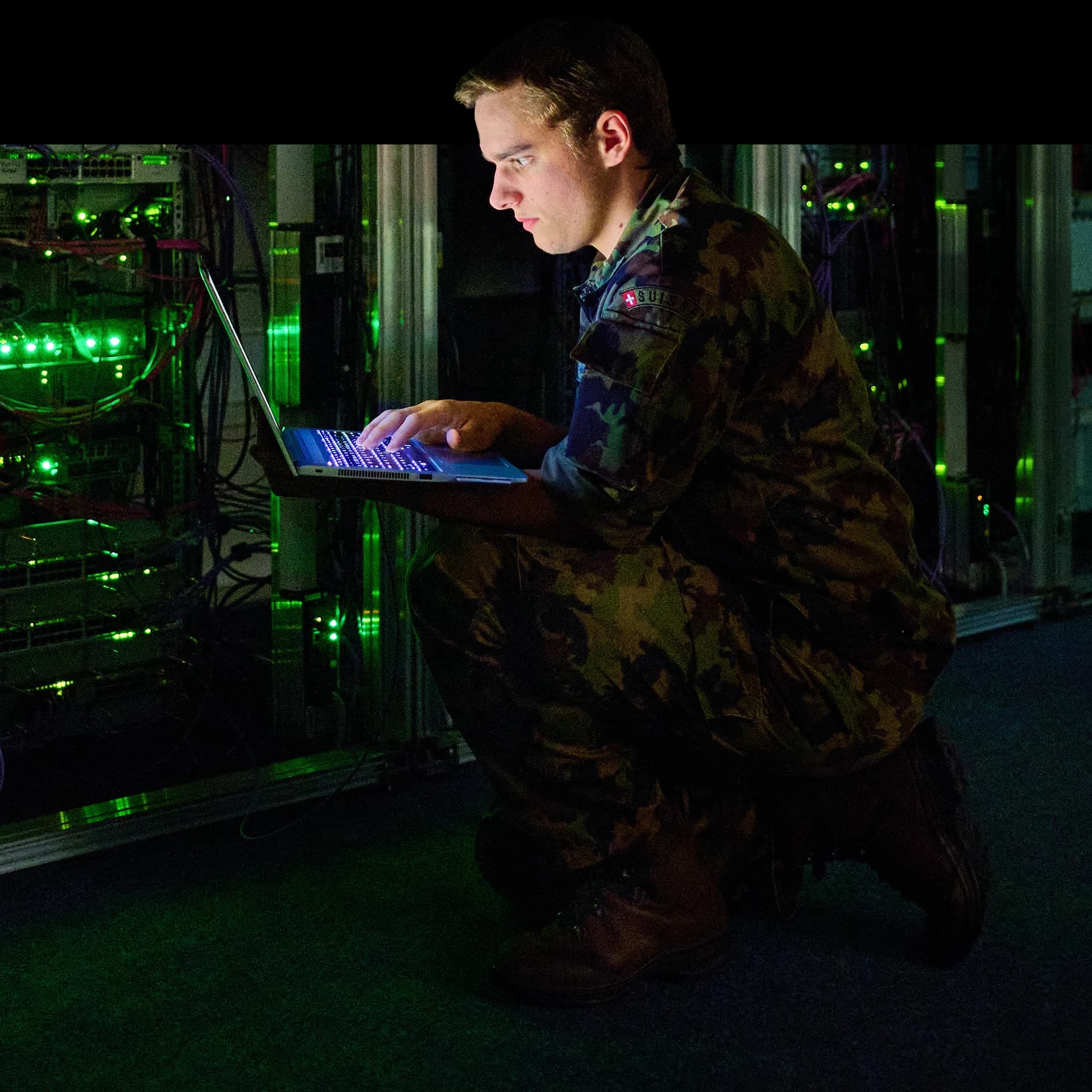 Cybersoldat beim Coden