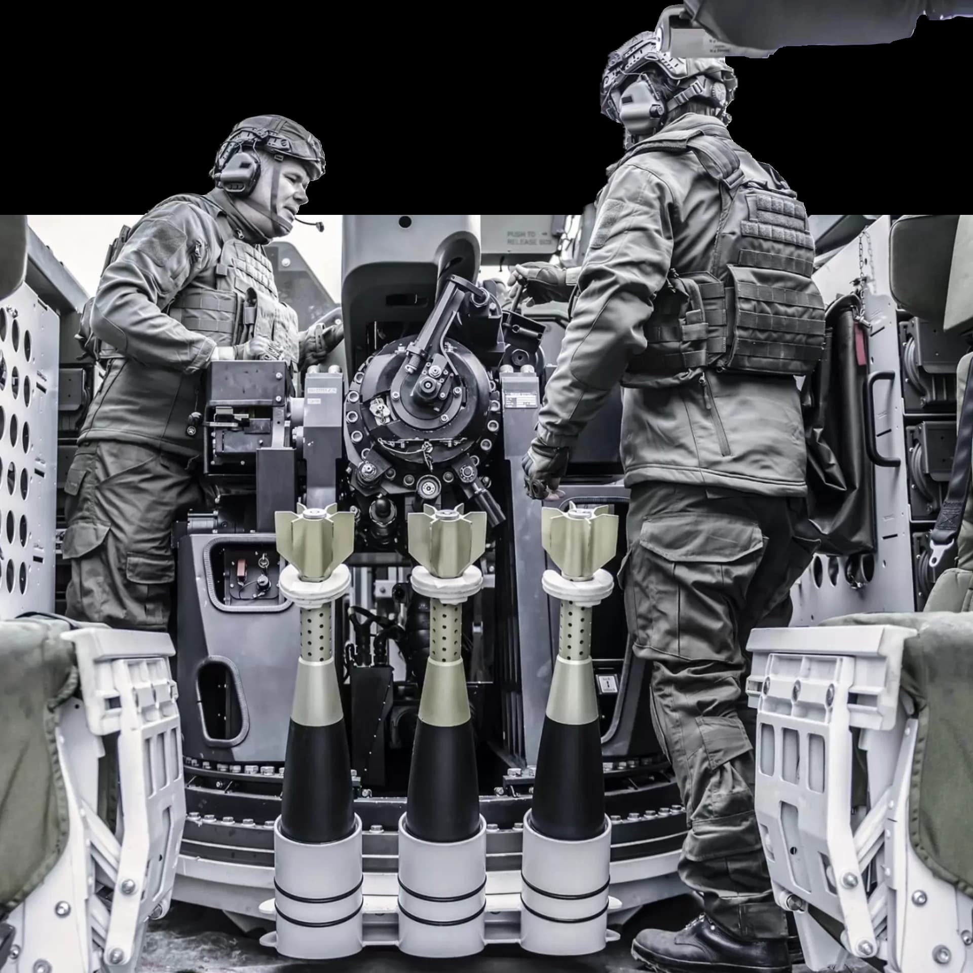 Mörserpanzerkanonier im Geschütz